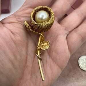 🌻 Vintage Unsigned Gold Tone Floral Brooch with Pearl